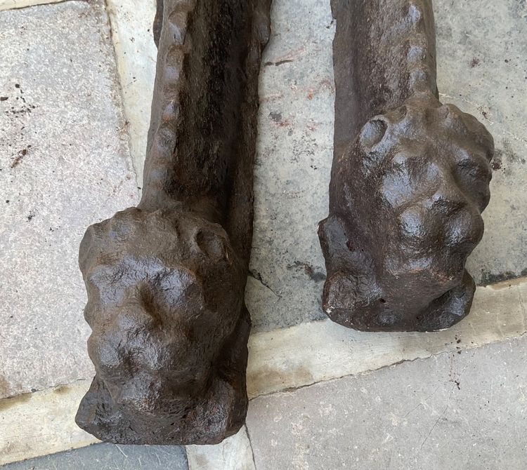 Androni zoomorfi in ghisa < Leoni> Fiandre XVI secolo