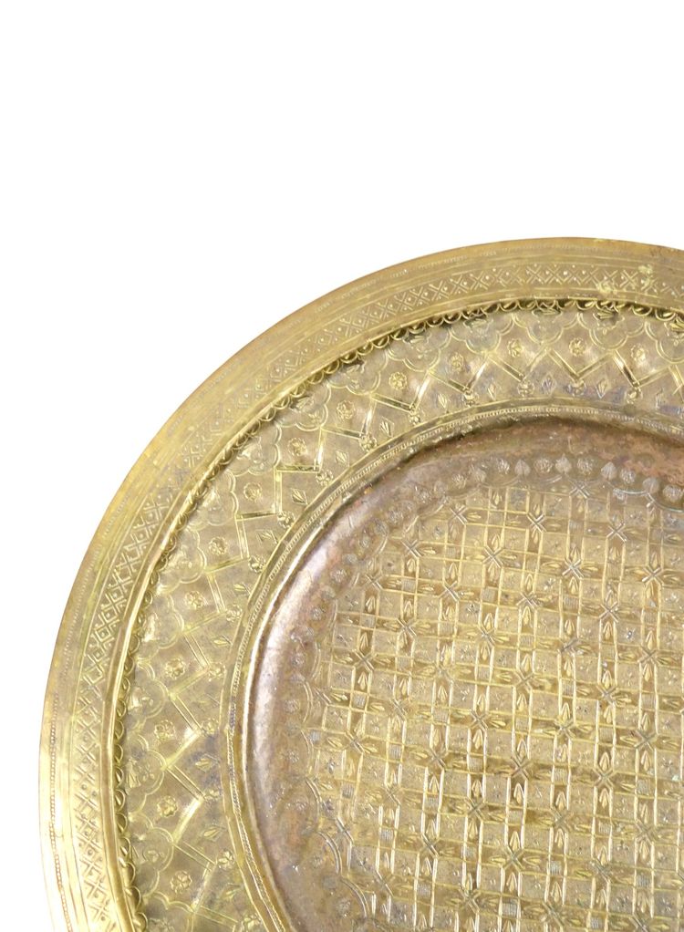 Grande vassoio orientale in ottone marocchino, inizio XX secolo, con decorazione geometrica