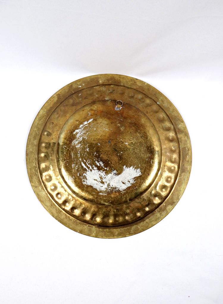 Grande vassoio orientale in ottone marocchino, inizio XX secolo, con decorazione geometrica