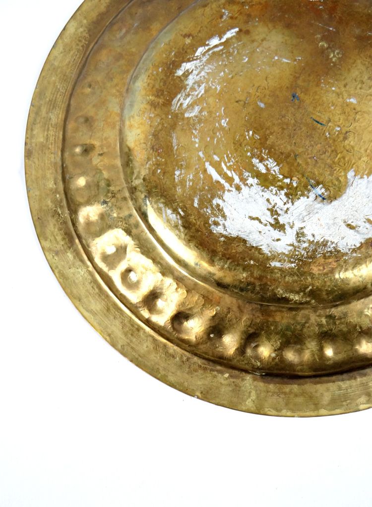 Grande vassoio orientale in ottone marocchino, inizio XX secolo, con decorazione geometrica