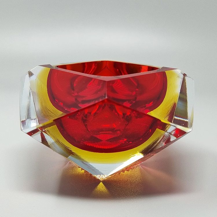 1960 Splendido posacenere o portacenere rosso e giallo di Flavio Poli per Seguso. Prodotto in Italia