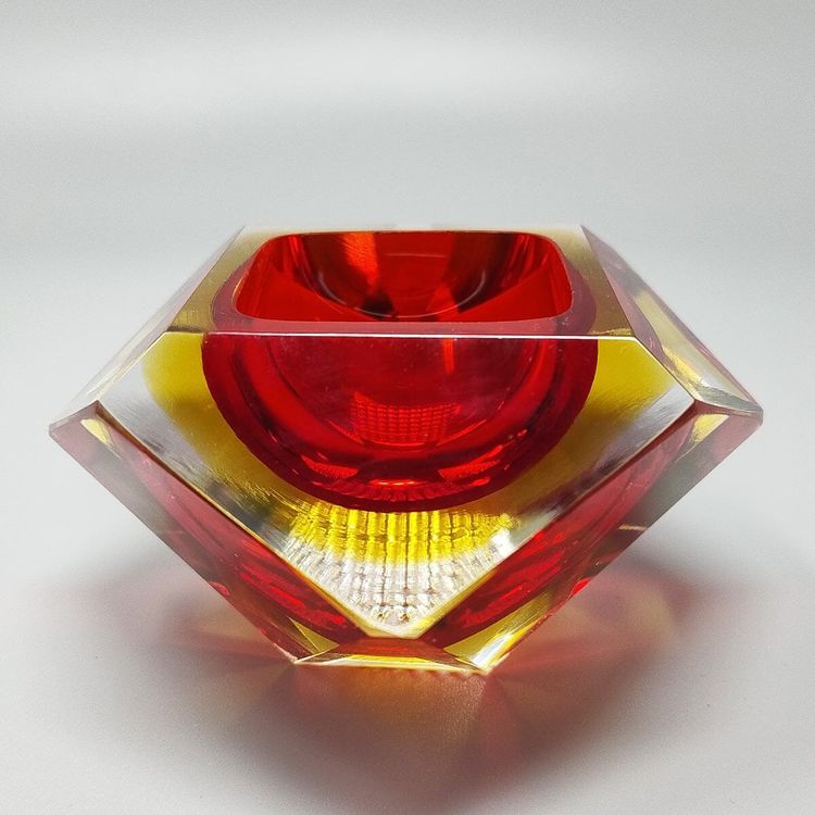 1960 Splendido posacenere o portacenere rosso e giallo di Flavio Poli per Seguso. Prodotto in Italia