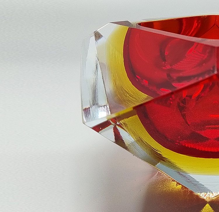 1960 Splendido posacenere o portacenere rosso e giallo di Flavio Poli per Seguso. Prodotto in Italia