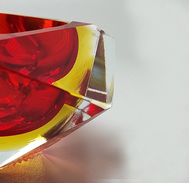 1960 Splendido posacenere o portacenere rosso e giallo di Flavio Poli per Seguso. Prodotto in Italia