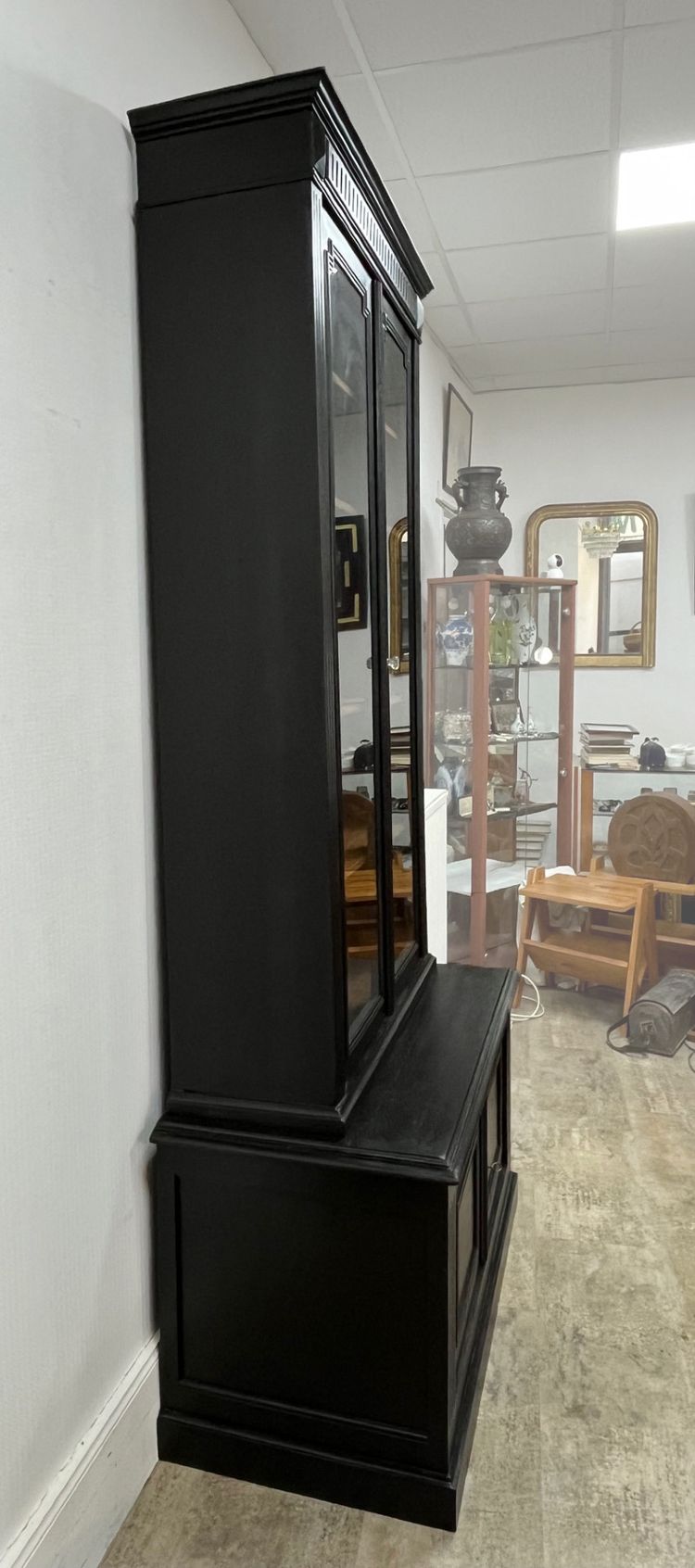 Credenza curiosa in noce dipinta di nero 2m40