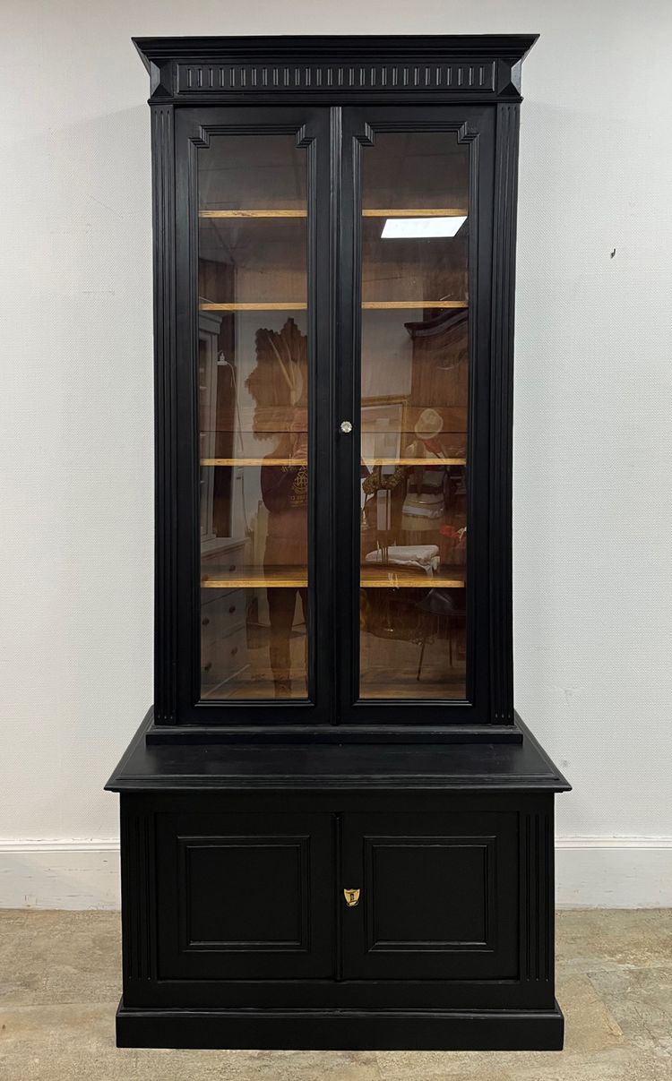 Credenza curiosa in noce dipinta di nero 2m40