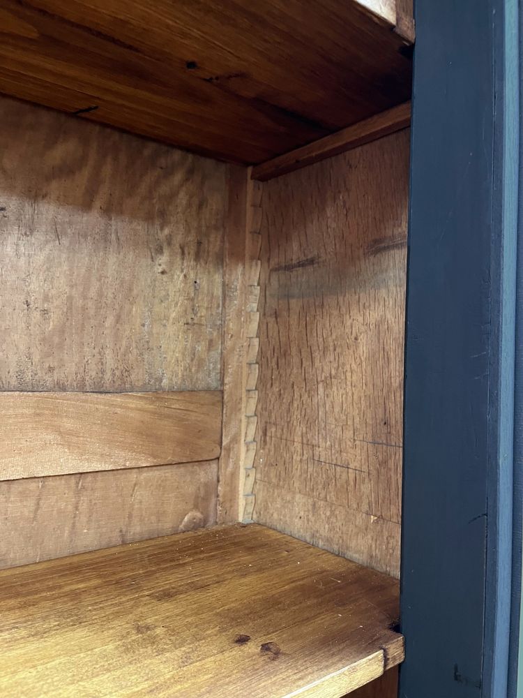 Credenza curiosa in noce dipinta di nero 2m40