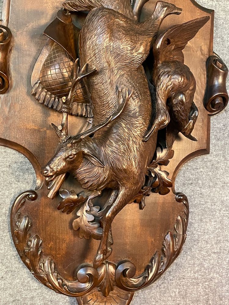 Grande paire de trophées de chasse en bois sculpté Forêt Noire XIXème.