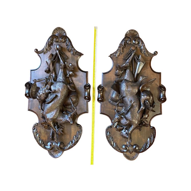 Grande coppia di trofei di caccia in legno intagliato provenienti dalla Foresta Nera, XIX secolo.