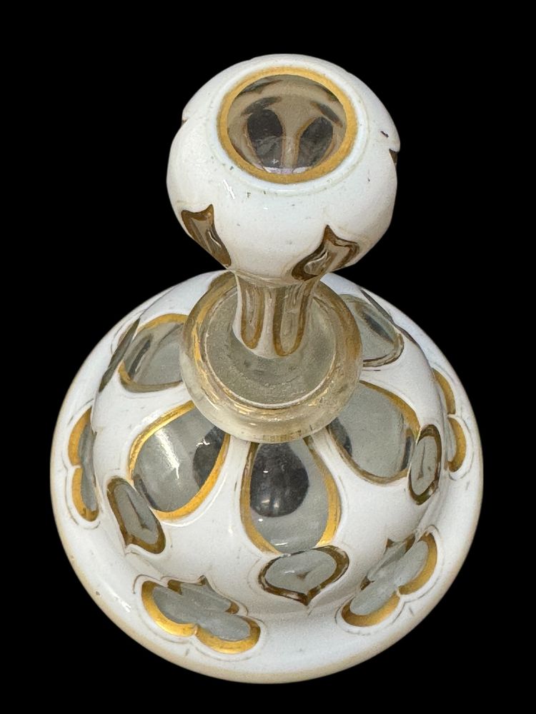 Parfümflakon in Overlay-Kristall