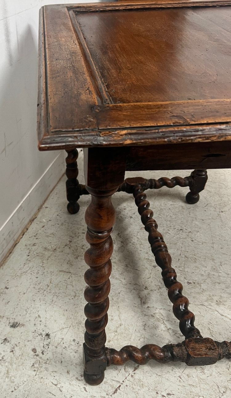 Schreibtisch aus massivem Nussbaumholz aus dem 19. Jahrhundert