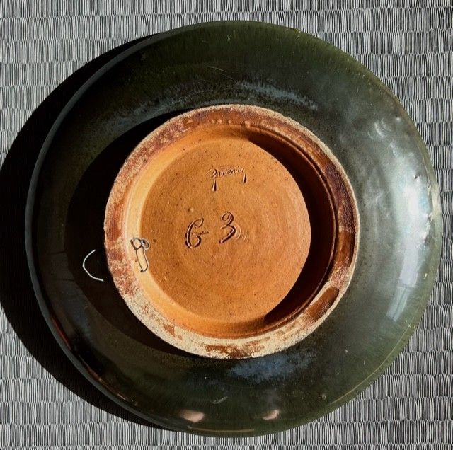 Roger GUERIN (1896-1954) Plat au boxeur en céramique émaillé.