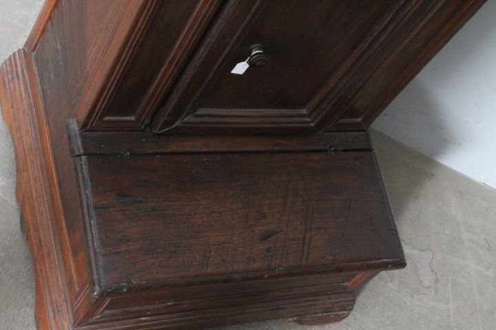 Antique walnut kneeler , Umbria early 18th century . Good state of preservation , furniture