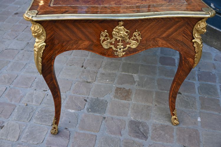 Beau bureau plat d'époque Louis XV du XVIII estampillé