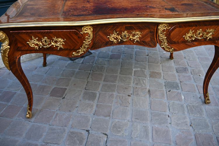 Beau bureau plat d'époque Louis XV du XVIII estampillé