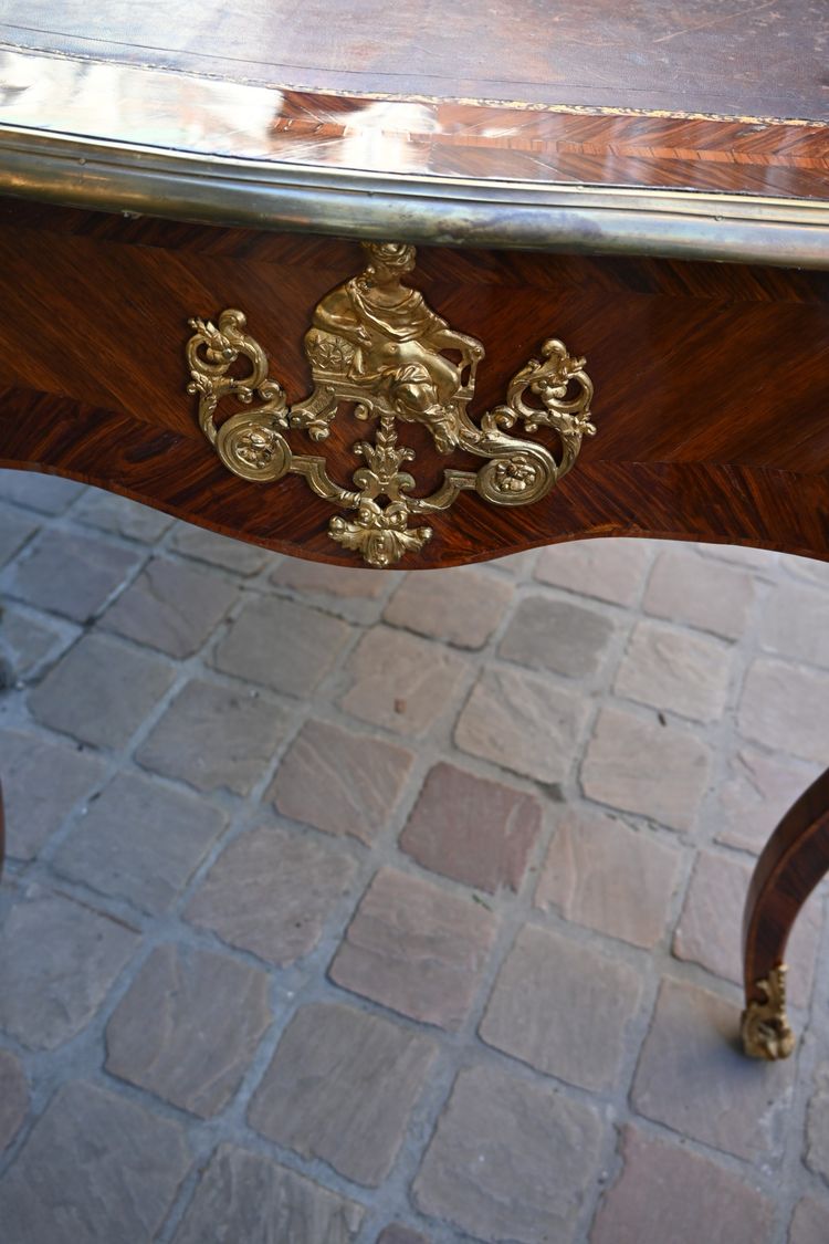 Beau bureau plat d'époque Louis XV du XVIII estampillé