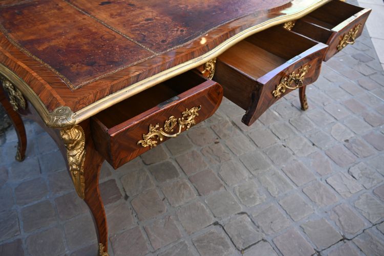 Beau bureau plat d'époque Louis XV du XVIII estampillé
