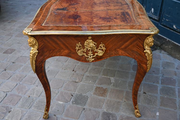 Beau bureau plat d'époque Louis XV du XVIII estampillé