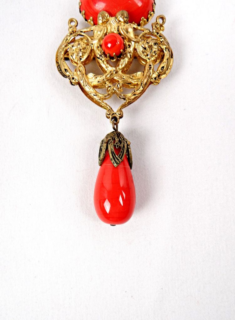 Spilla neobarocca d'epoca con cabochon rosso e cherubini