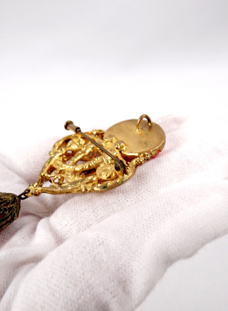 Spilla neobarocca d'epoca con cabochon rosso e cherubini