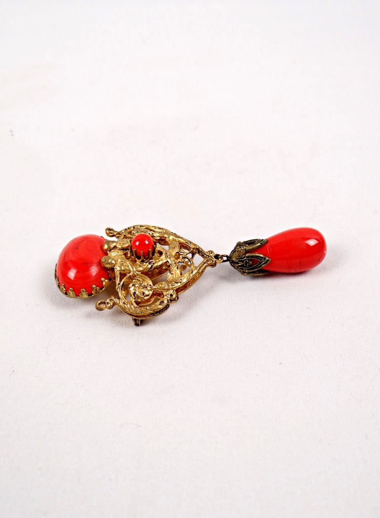 Spilla neobarocca d'epoca con cabochon rosso e cherubini