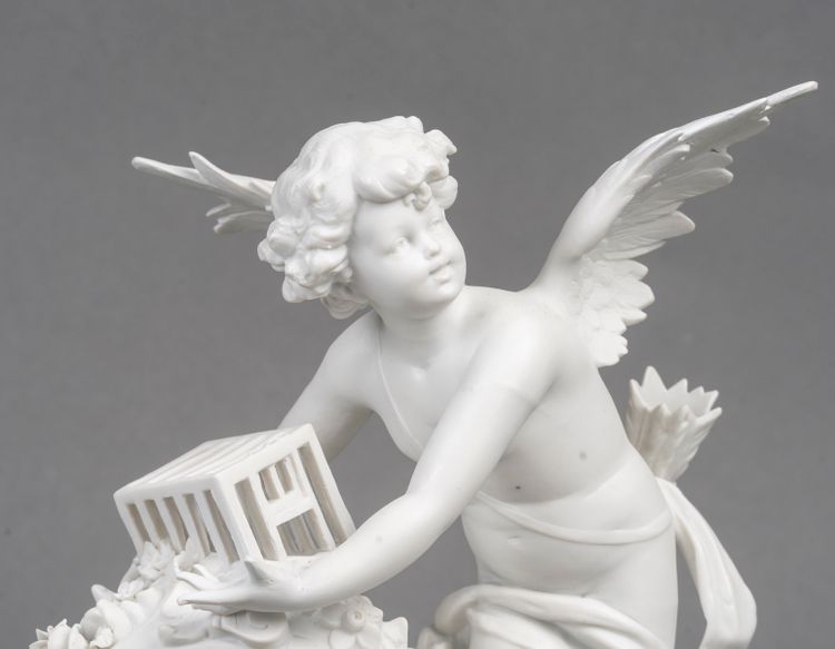 Piccolo orologio a biscotto di Sèvres, soggetto Cupido - periodo Art Nouveau