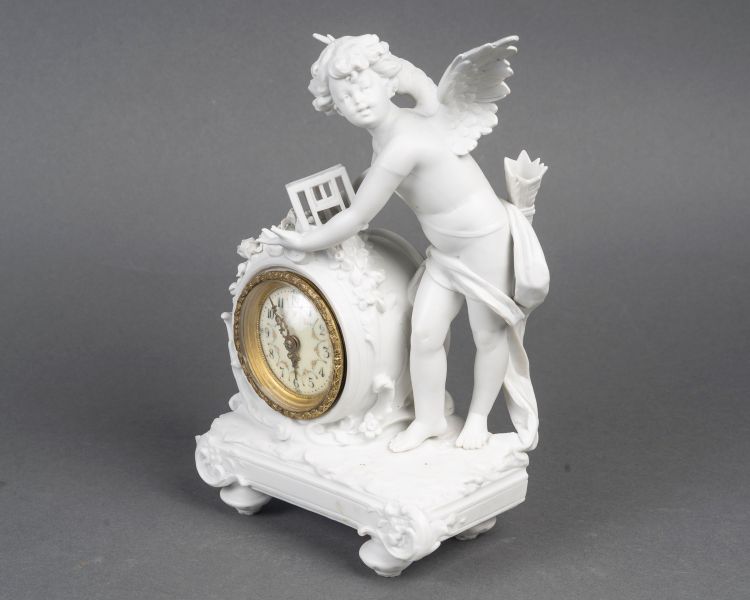Piccolo orologio a biscotto di Sèvres, soggetto Cupido - periodo Art Nouveau