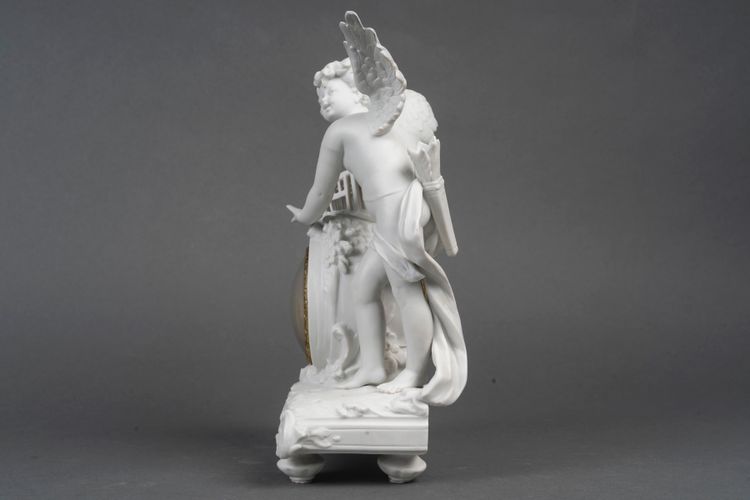 Piccolo orologio a biscotto di Sèvres, soggetto Cupido - periodo Art Nouveau