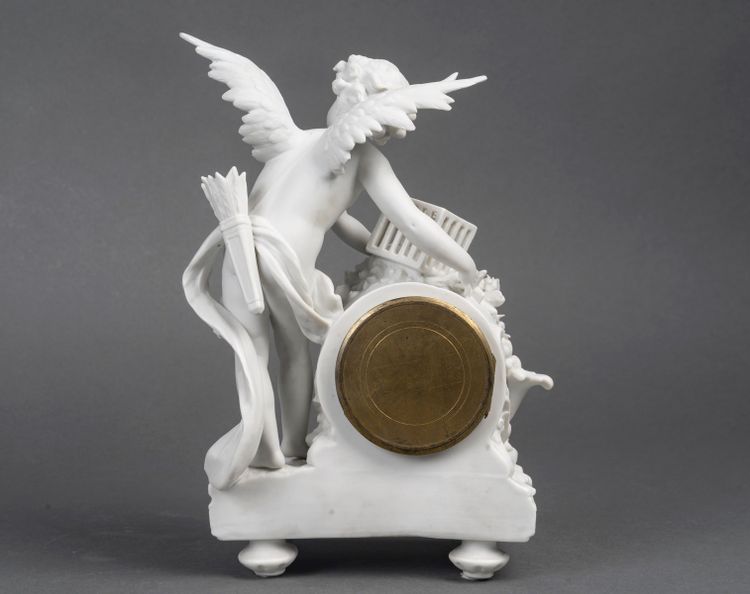 Piccolo orologio a biscotto di Sèvres, soggetto Cupido - periodo Art Nouveau