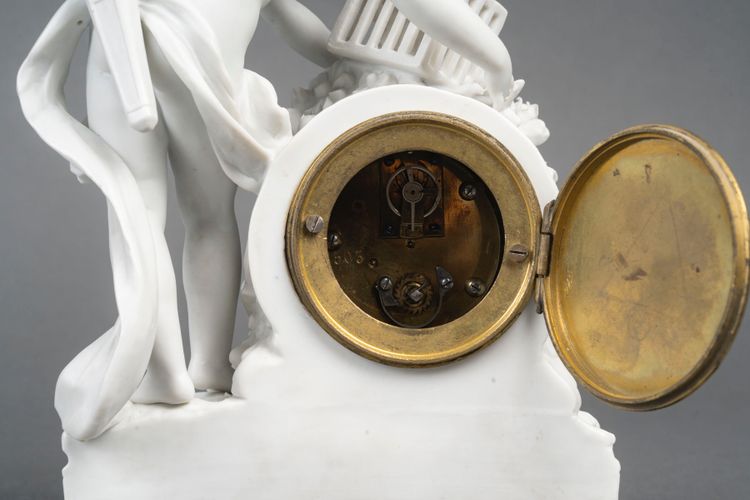 Piccolo orologio a biscotto di Sèvres, soggetto Cupido - periodo Art Nouveau