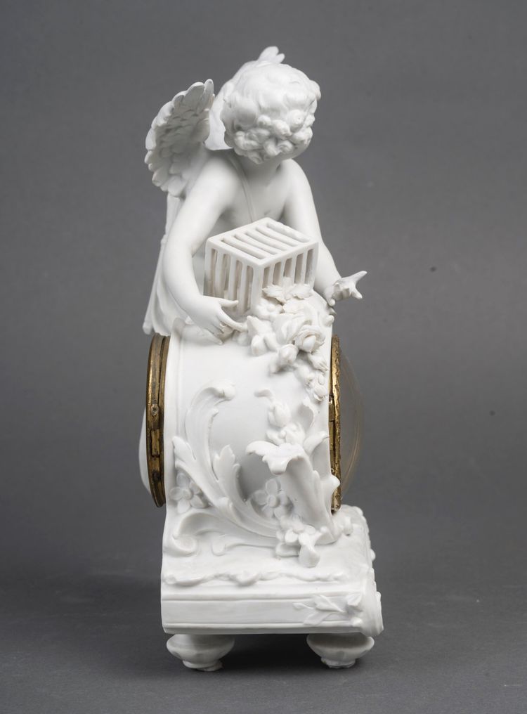 Piccolo orologio a biscotto di Sèvres, soggetto Cupido - periodo Art Nouveau