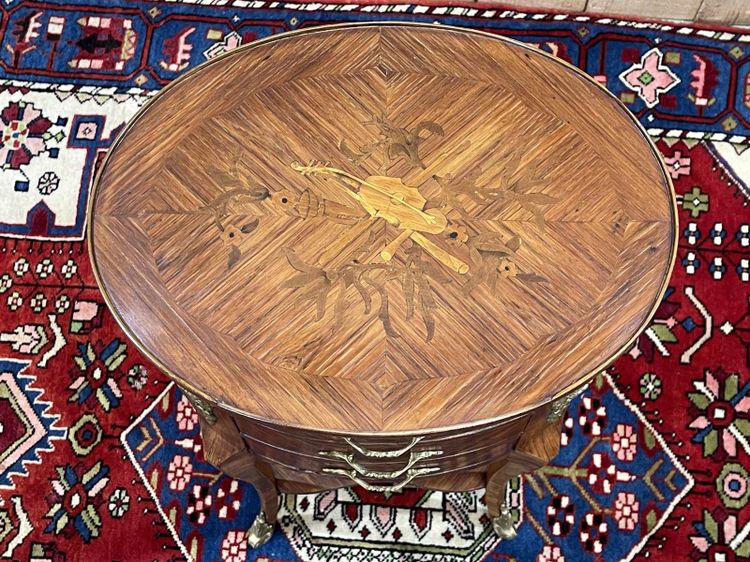 Table d'appoint à 3 tiroirs en bois de rose et chêne, travail des années 70 de style Louis XV