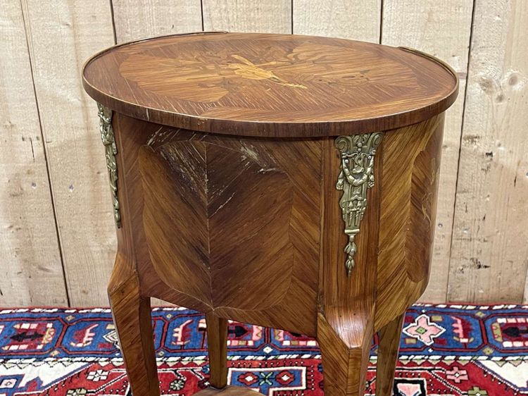 Table d'appoint à 3 tiroirs en bois de rose et chêne, travail des années 70 de style Louis XV