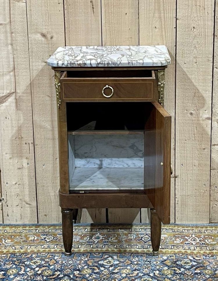 Table de nuit en marquetterie et dessus marbre blanc début XXème