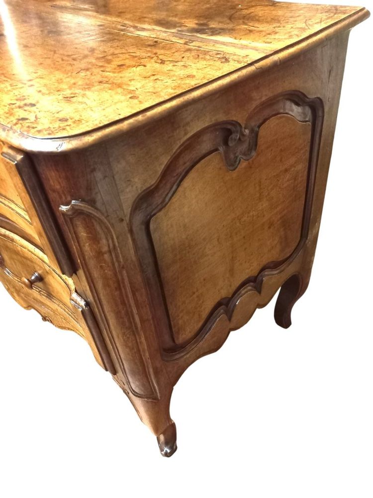 Cassettone curvo Luigi XV del XVIII secolo in noce