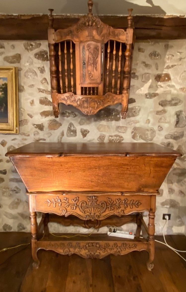 Splendido set composto da impastatrice e contenitore per il pane in noce, risalente alla fine del XVIII secolo.