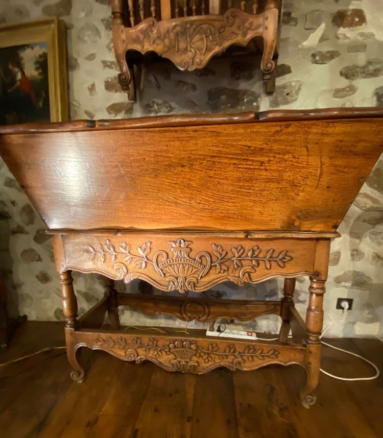 Splendido set composto da impastatrice e contenitore per il pane in noce, risalente alla fine del XVIII secolo.