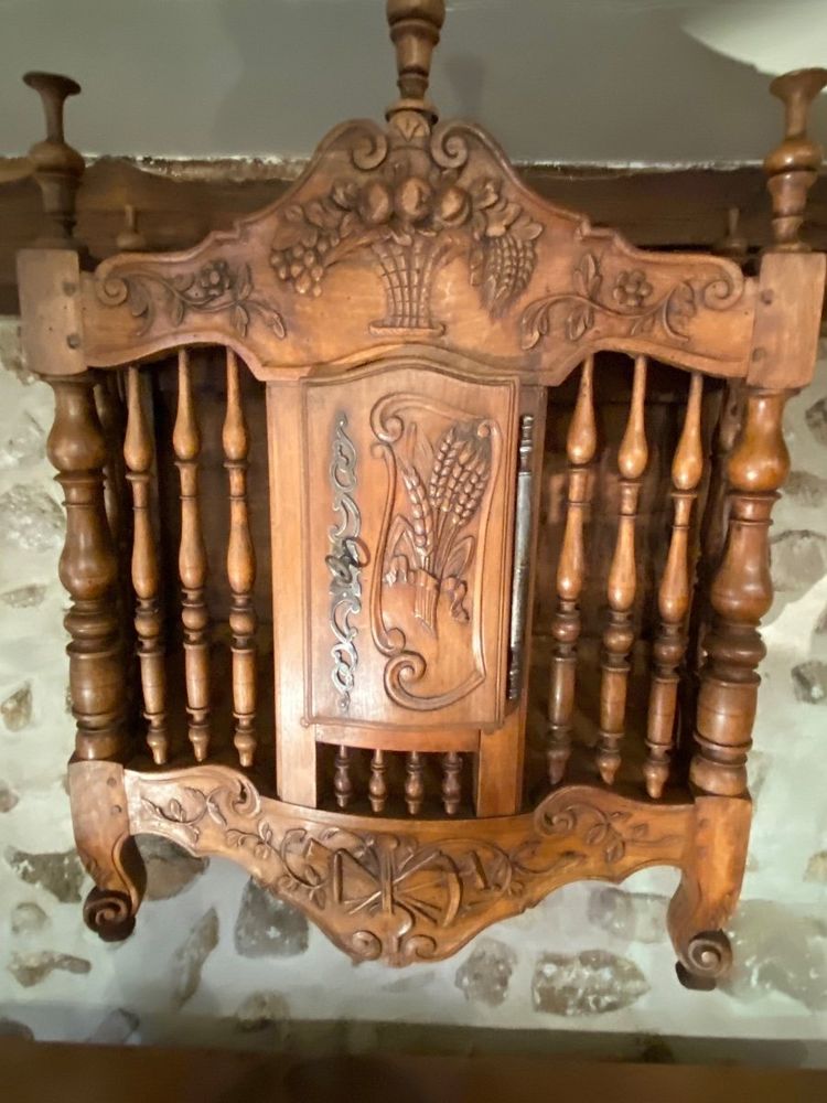 Splendido set composto da impastatrice e contenitore per il pane in noce, risalente alla fine del XVIII secolo.