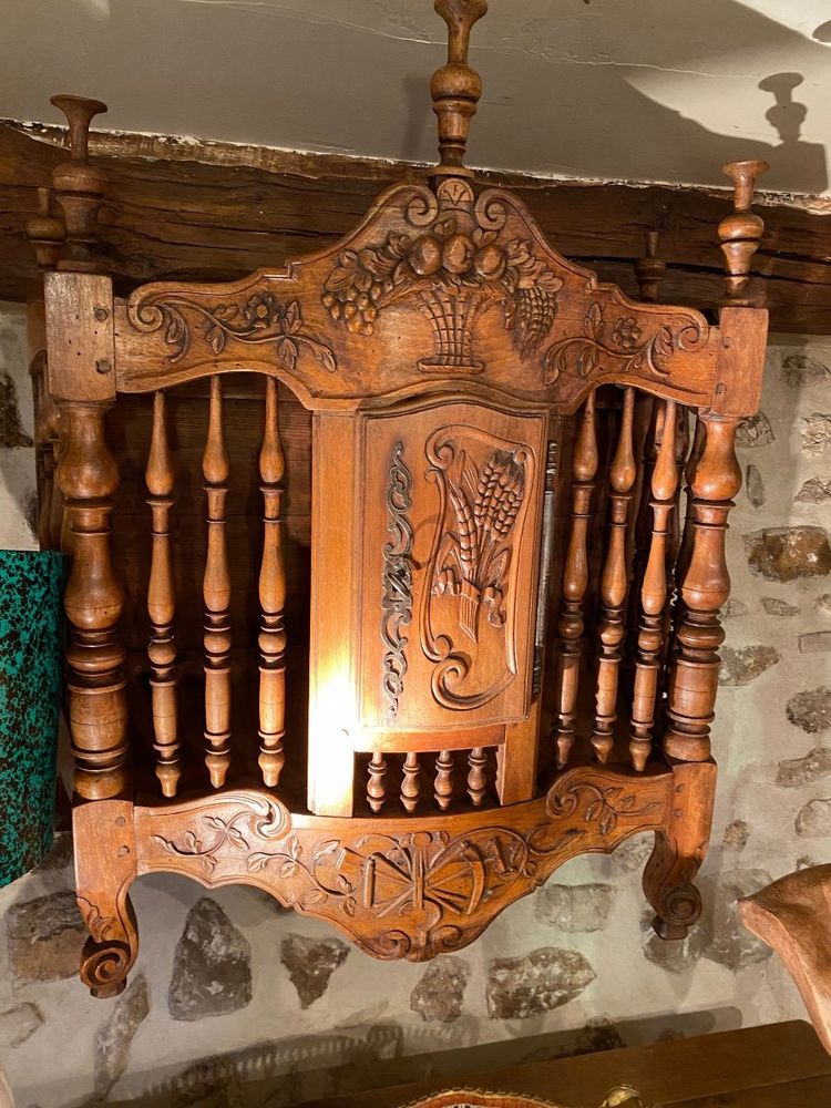 Splendido set composto da impastatrice e contenitore per il pane in noce, risalente alla fine del XVIII secolo.