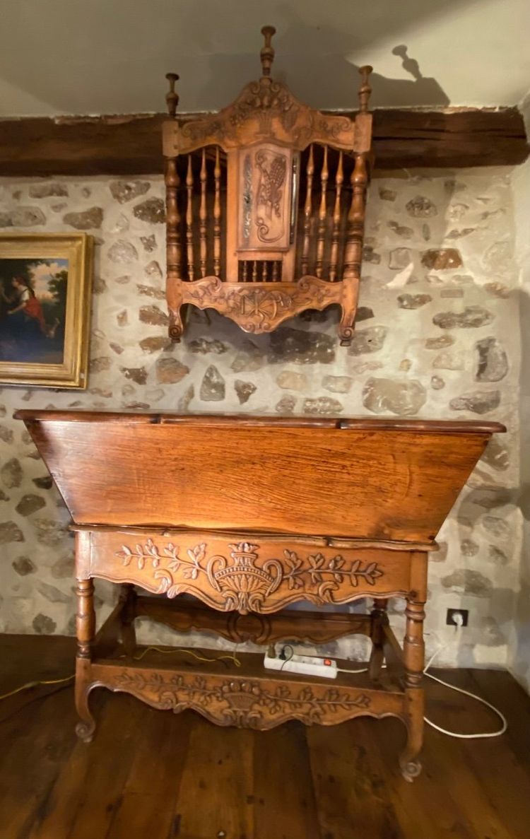 Splendido set composto da impastatrice e contenitore per il pane in noce, risalente alla fine del XVIII secolo.