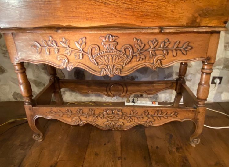Splendido set composto da impastatrice e contenitore per il pane in noce, risalente alla fine del XVIII secolo.