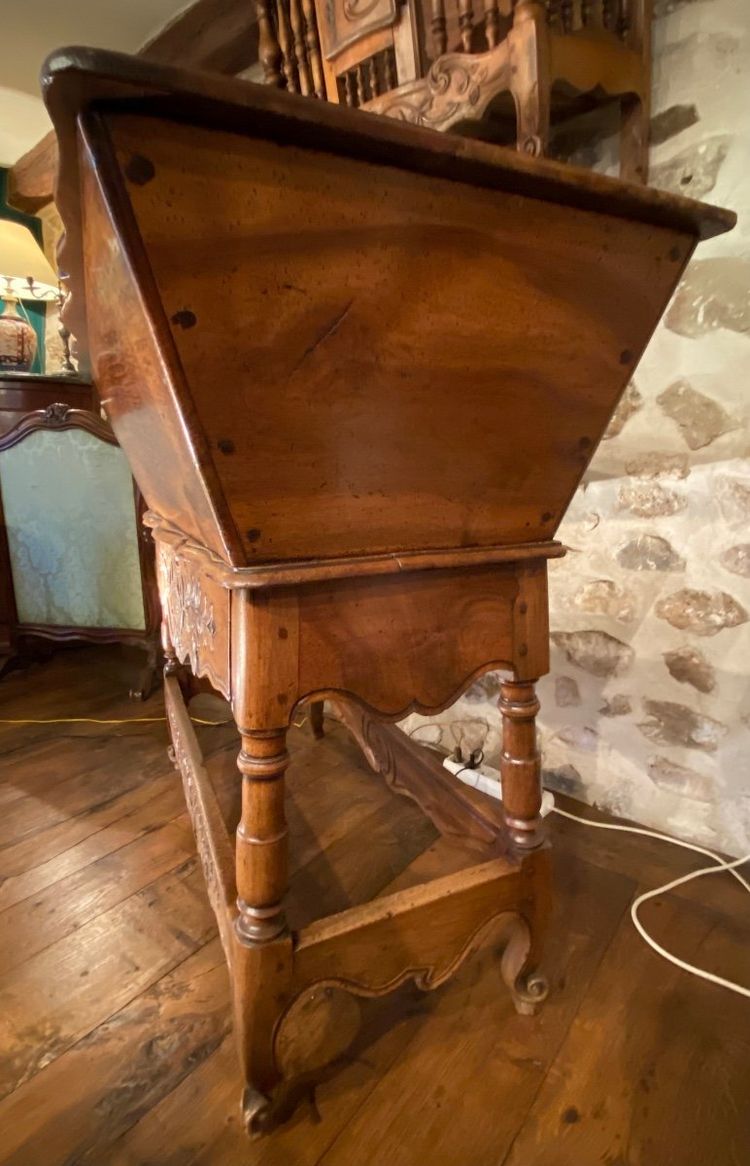 Splendido set composto da impastatrice e contenitore per il pane in noce, risalente alla fine del XVIII secolo.
