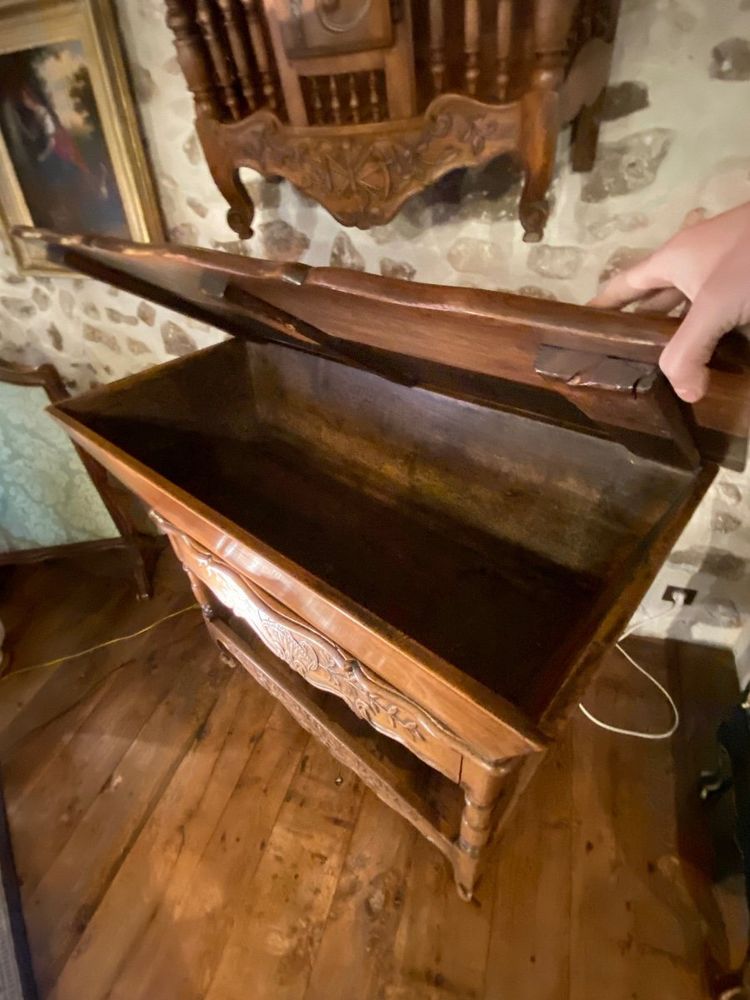 Splendido set composto da impastatrice e contenitore per il pane in noce, risalente alla fine del XVIII secolo.