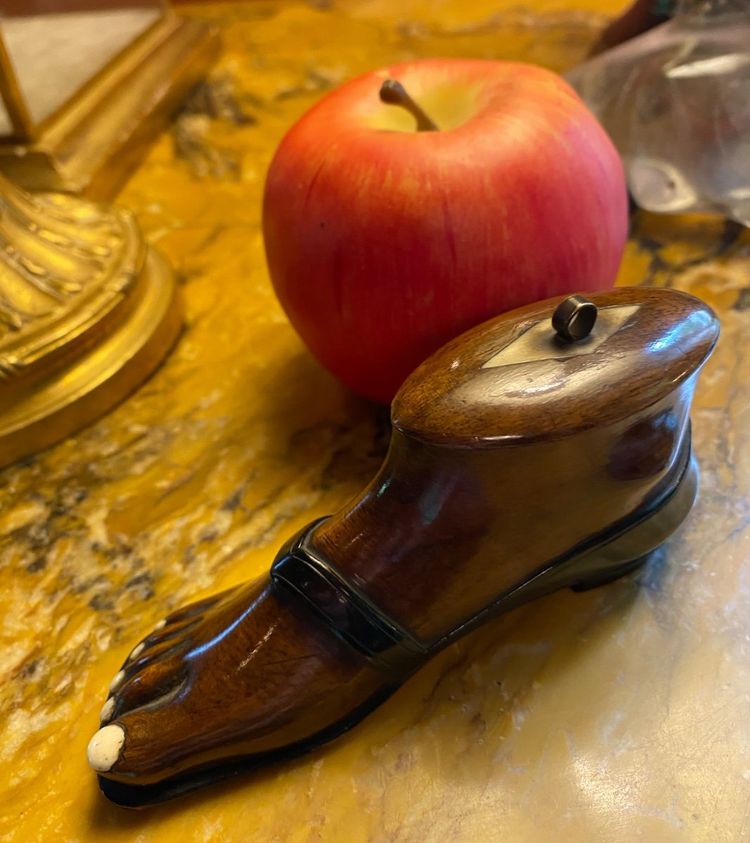 Rare Tabatière Anthropomorphe En Forme De Pied Dans Une Sandale