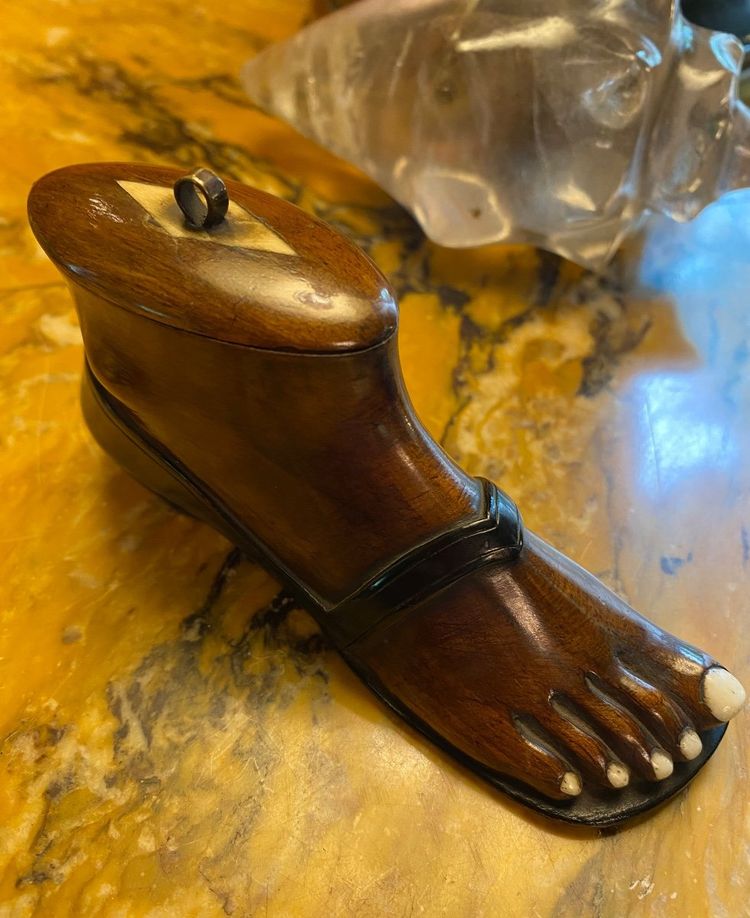 Rare Tabatière Anthropomorphe En Forme De Pied Dans Une Sandale