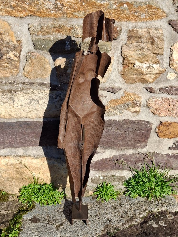 Grande sculpture de femme art brut 