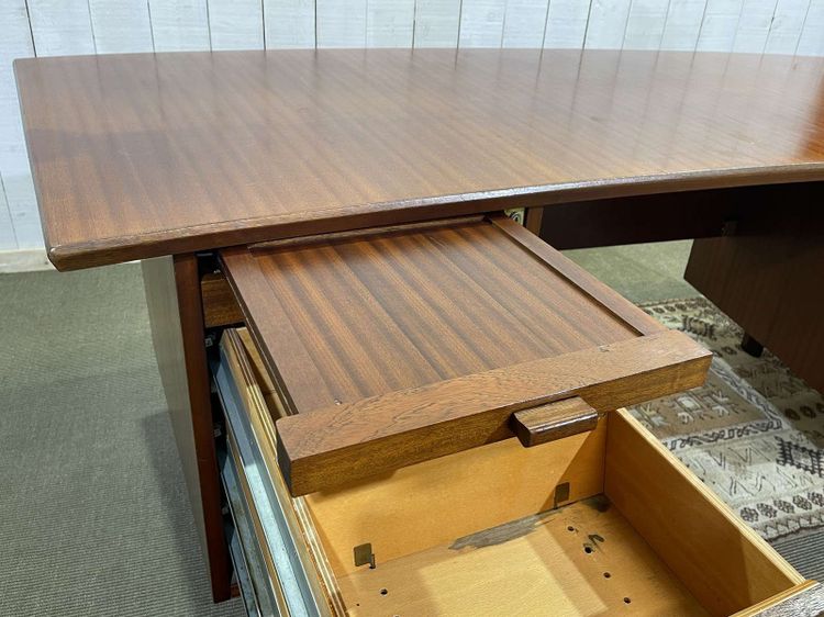 Scrivania direzionale degli anni '60 in mogano
