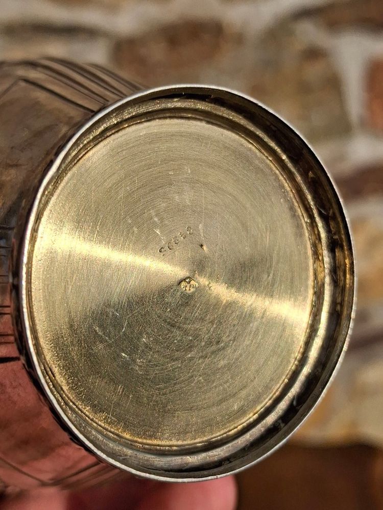 Vaso in porcellana di Sèvres con montatura in argento, raffigurante due girini.