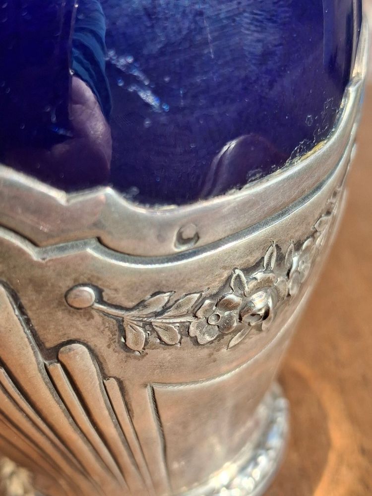 Vaso in porcellana di Sèvres con montatura in argento, raffigurante due girini.