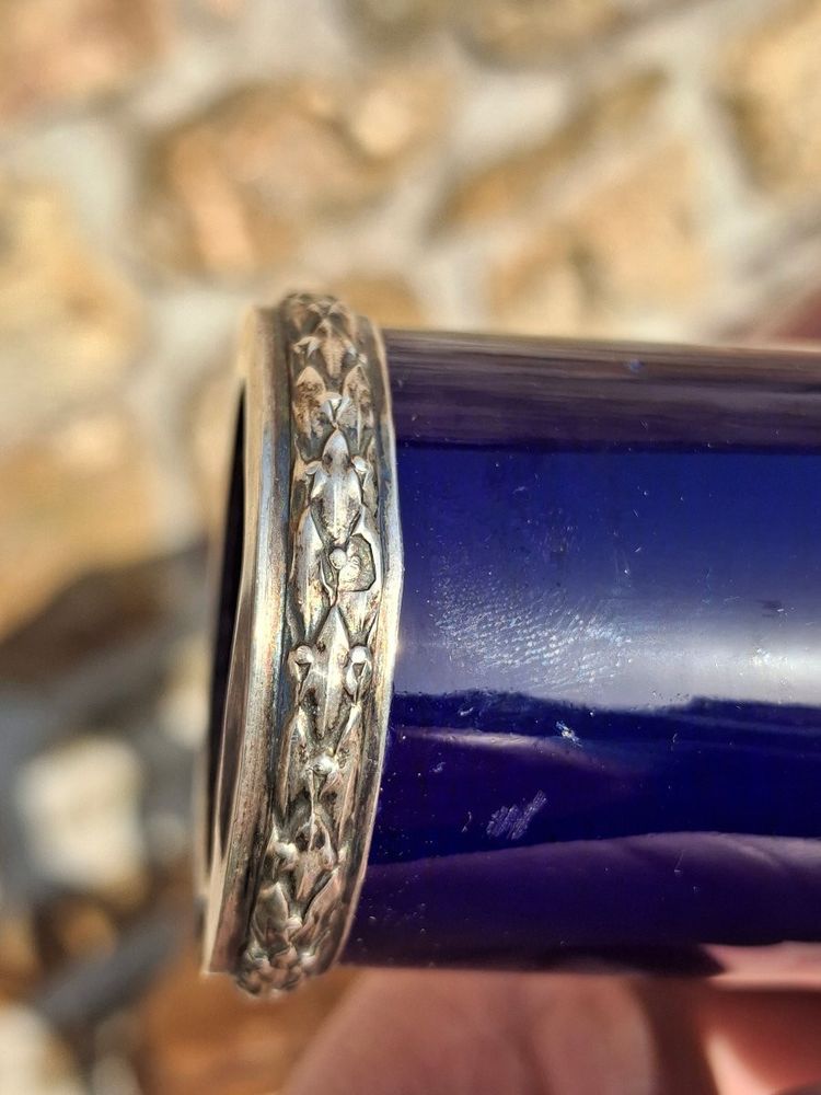 Vaso in porcellana di Sèvres con montatura in argento, raffigurante due girini.